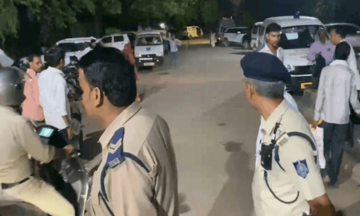 ग्वालियर में कारोबारी के घर और दुकान पर ताबड़तोड़ फायरिंग, शटर चीरकर अंदर घुसी गोलियां