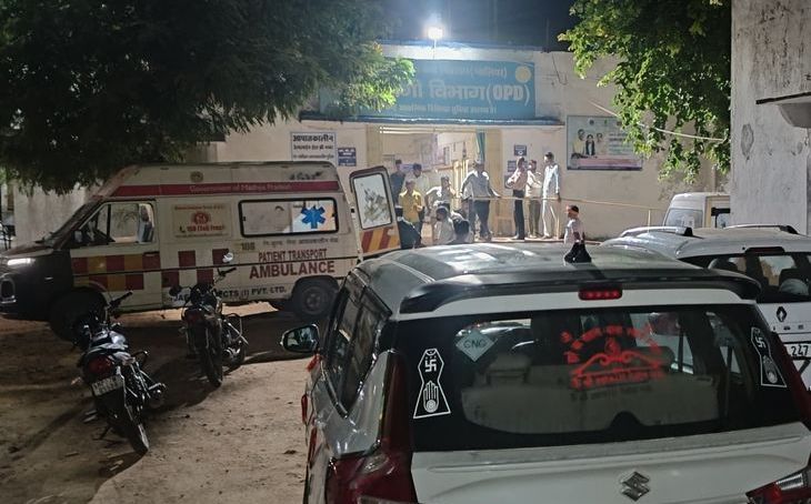 भितरवार-गोहिंदा मार्ग पर अनियंत्रित रेत ट्रैक्टर ने ई-रिक्शा को रौंदा, एक ही परिवार के छह लोग घायल