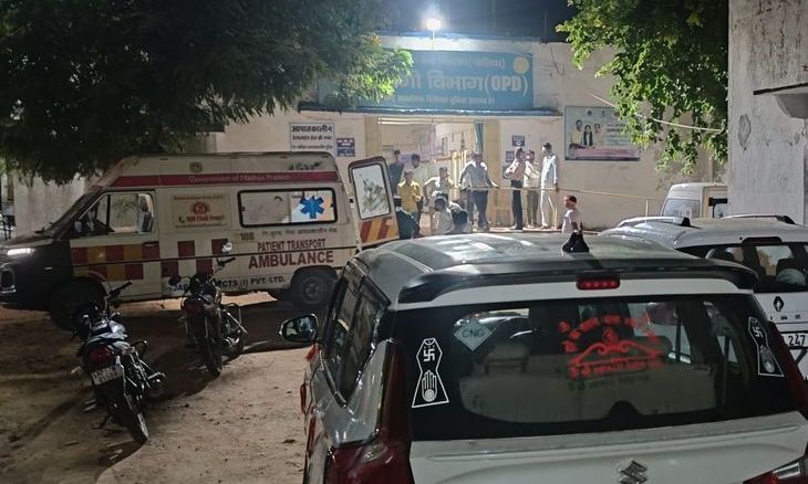भितरवार-गोहिंदा मार्ग पर अनियंत्रित रेत ट्रैक्टर ने ई-रिक्शा को रौंदा, एक ही परिवार के छह लोग घायल