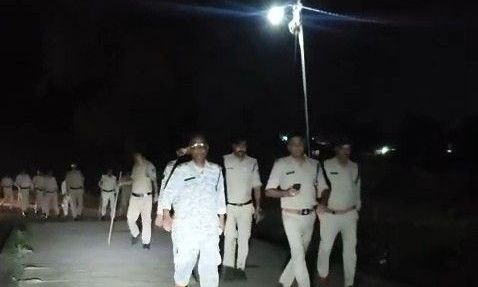 शिवपुरी के कोलारस और लुकवासा में पुलिस का फ्लैगमार्च, शराब दुकानों पर हंगामे के बाद 13 गिरफ्तार