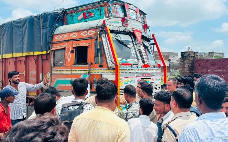 मुरैना में नेशनल हाईवे पर ट्रक ने स्कॉर्पियो को मारी टक्कर, सूझबूझ से पकड़ाया वाहन