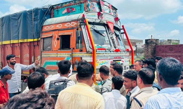 मुरैना में नेशनल हाईवे पर ट्रक ने स्कॉर्पियो को मारी टक्कर, सूझबूझ से पकड़ाया वाहन