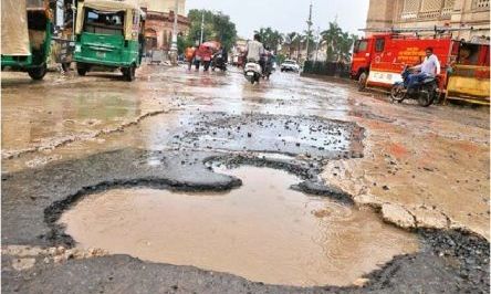 ग्वालियर में बारिश के बीच सड़कों का हाल बेहाल, निगम के सर्वे में सामने आईं 93 जर्जर सड़कें