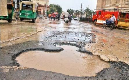 ग्वालियर में बारिश के बीच सड़कों का हाल बेहाल, निगम के सर्वे में सामने आईं 93 जर्जर सड़कें