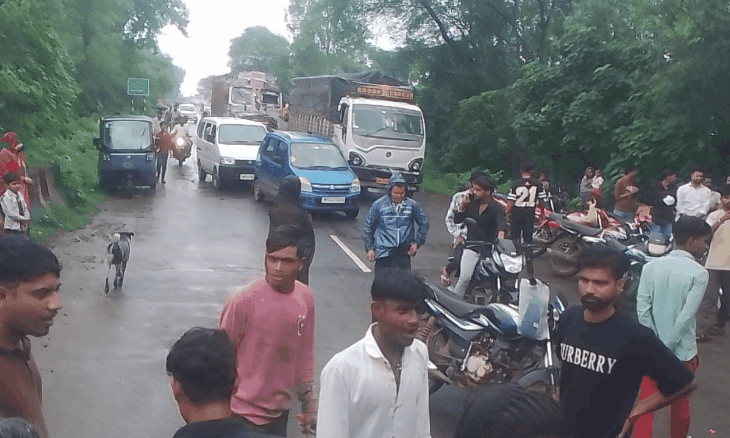 अशोकनगर में सड़क निर्माण की मांग को लेकर ग्रामीणों का प्रदर्शन, ट्रैक्टर-ट्रॉली अड़ाकर किया चक्काजाम