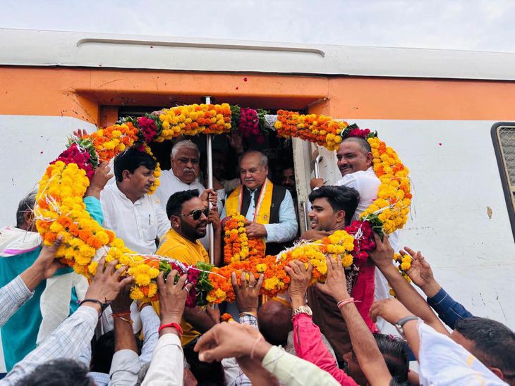 वीरपुर पहुंची ग्वालियर-श्योपुर मेमू ट्रेन, विधानसभा अध्यक्ष बोले- ब्रॉडगेज से संवरेगा व्यापार