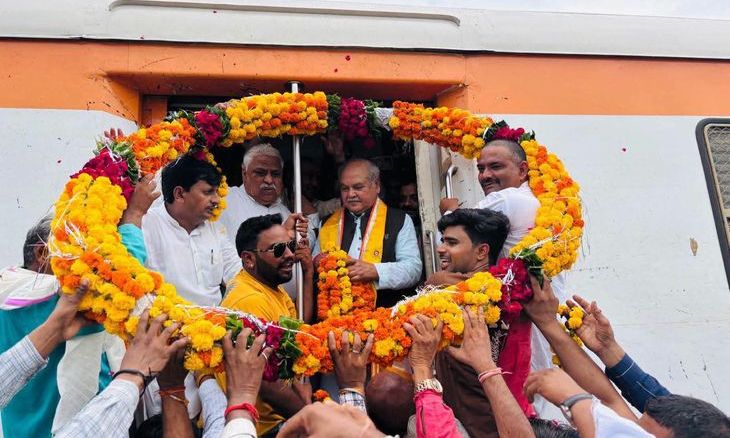 वीरपुर पहुंची ग्वालियर-श्योपुर मेमू ट्रेन, विधानसभा अध्यक्ष बोले- ब्रॉडगेज से संवरेगा व्यापार