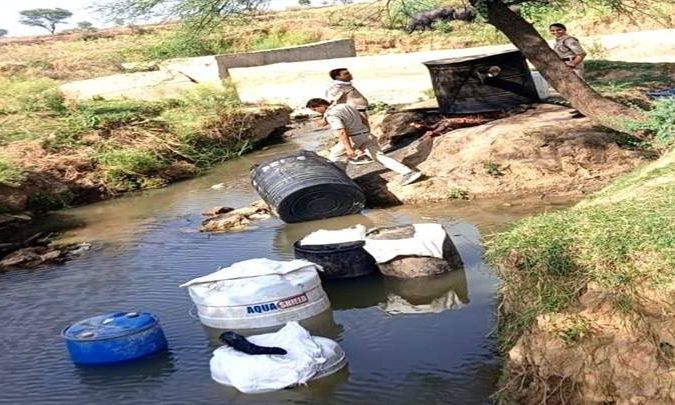 ग्वालियर में आबकारी विभाग की बड़ी कार्रवाई: 3.20 लाख की अवैध शराब, 2800 किलो गुड़ लहान और भट्टियां जब्त