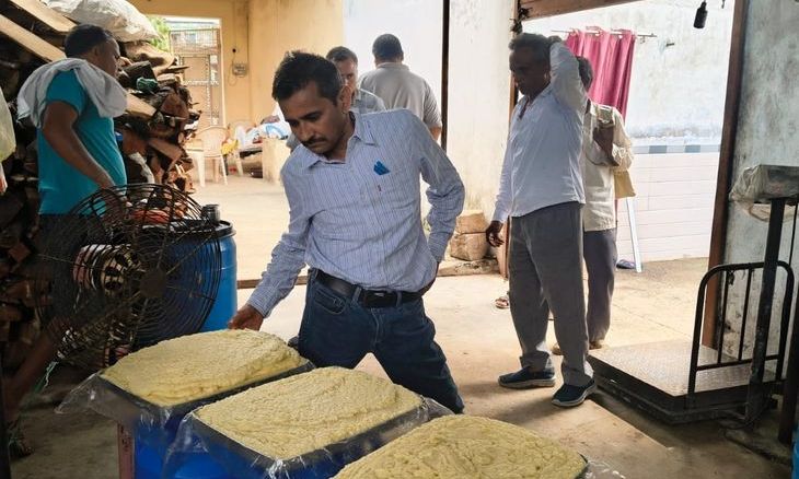 मुरैना में खाद्य विभाग की दबिश: अंबाह और जौरा की तीन डेयरियों से भारी मात्रा में पनीर, मावा और घी जब्त