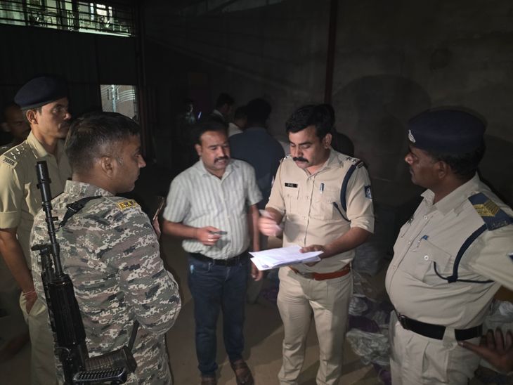 डबरा की शिक्षक कॉलोनी में पुलिस का बड़ा एक्शन, गोदाम से लाखों की आतिशबाजी बरामद