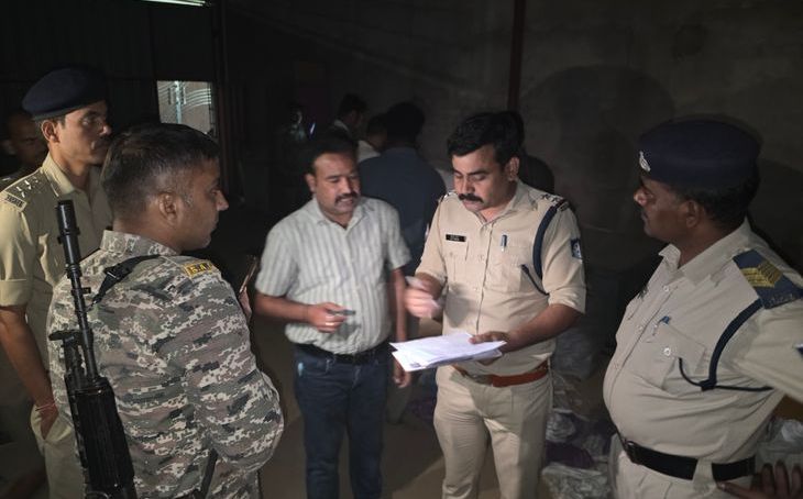 डबरा की शिक्षक कॉलोनी में पुलिस का बड़ा एक्शन, गोदाम से लाखों की आतिशबाजी बरामद