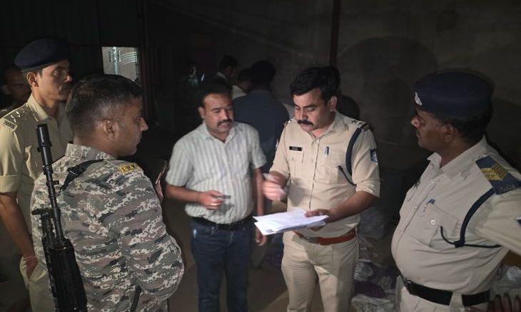 डबरा की शिक्षक कॉलोनी में पुलिस का बड़ा एक्शन, गोदाम से लाखों की आतिशबाजी बरामद