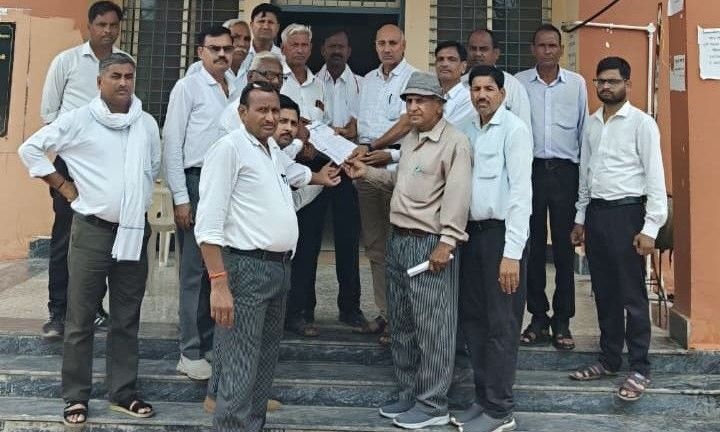 वकील रतन यादव हत्याकांड: गिरफ्तारी और सुरक्षा कानून की मांग को लेकर अधिवक्ताओं ने सौंपा ज्ञापन