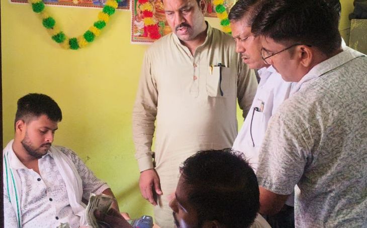 भिंड में खाद संकट से जूझ रहे किसानों की सुध, कांग्रेस नेताओं की पहल पर बढ़े काउंटर और समय