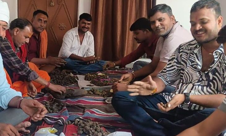 आलमपुर के खिरिया में गूंजे शिवकारे, सवा लाख पार्थिव शिवलिंग निर्माण अनुष्ठान का दूसरा दिन