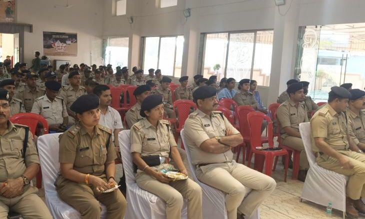 अशोकनगर में पुलिस कल्याण शिविर: एसपी राजीव कुमार मिश्रा ने सुनीं समस्याएं, वेतन और इलाज से जुड़े मामलों के तत्काल निराकरण के निर्देश