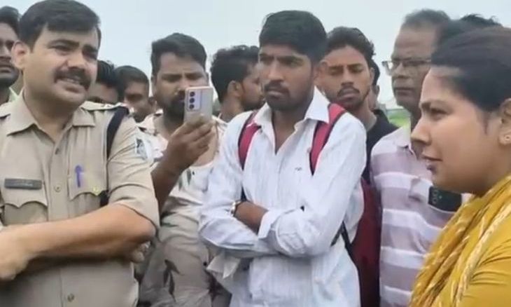 डबरा में एनएच-44 पर तेज रफ्तार वाहन की चपेट में आने से आठ गोवंशों की मौत, हाईवे पर लगा जाम