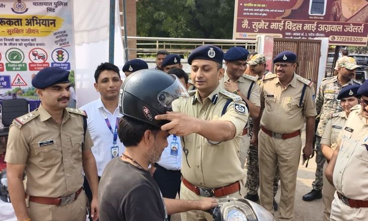 भिंड: लहार चुंगी पर यातायात पुलिस ने बिना हेलमेट चालकों को बांटे मुफ्त हेलमेट