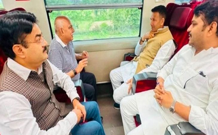 दतिया उपचुनाव: एक ही ट्रेन में मिले भाजपा-कांग्रेस प्रदेश अध्यक्ष, सियासी गलियारों में हलचल