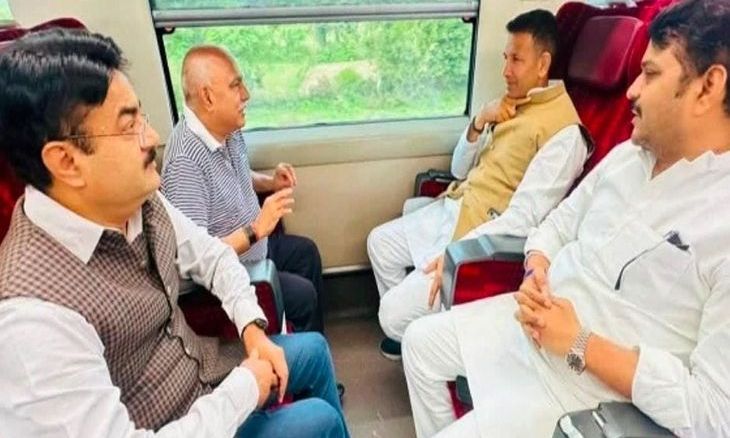 दतिया उपचुनाव: एक ही ट्रेन में मिले भाजपा-कांग्रेस प्रदेश अध्यक्ष, सियासी गलियारों में हलचल