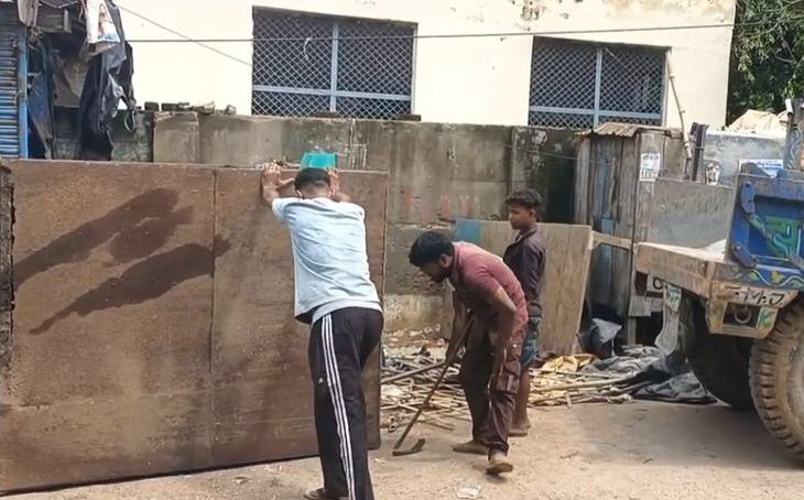 अंबाह में कोर्ट के पीछे नपा का बुलडोजर, हटाई गईं एक दर्जन से अधिक गुमटियां
