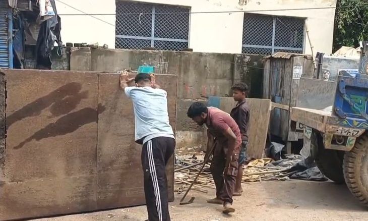 अंबाह में कोर्ट के पीछे नपा का बुलडोजर, हटाई गईं एक दर्जन से अधिक गुमटियां