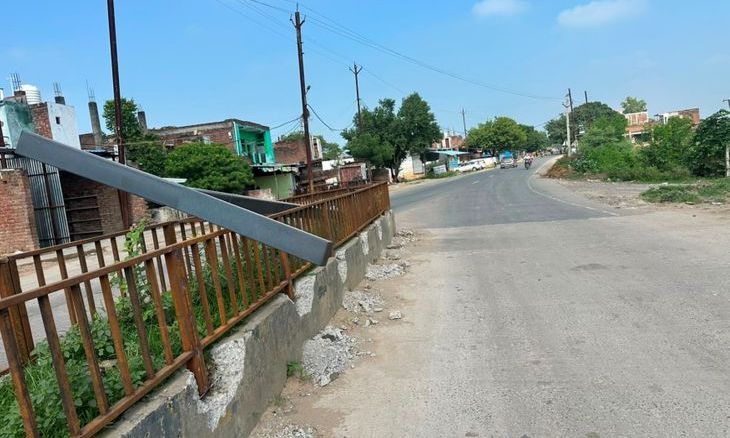 गोरमी में लापरवाही: डिवाइडर पर रखा टूटे पोल से टकराकर घायल हो रहे हैं वाहन चालक