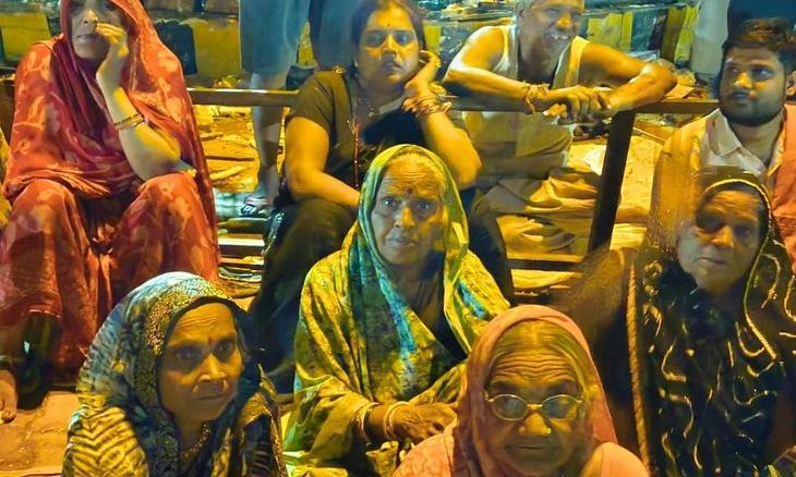 शिवपुरी में अतिक्रमण कार्रवाई के खिलाफ महिलाओं का फूटा गुस्सा, गांधी चौक पर सड़क पर बैठकर किया प्रदर्शन