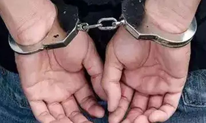 मुरैना में सड़क की मांग पर युवक गिरफ्तार, ग्रामीणों का धरना, सड़क का काम भी ठप