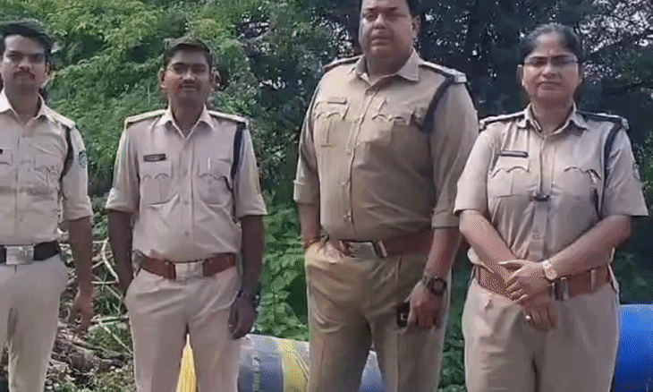 दतिया में अवैध शराब के खिलाफ ताबड़तोड़ कार्रवाई: पंडोखर कंजर डेरे से 600 लीटर लाहन नष्ट, कच्ची शराब भी बरामद