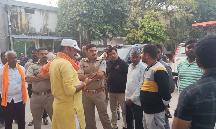 भिंड में संत रामपाल के प्रचार वाहन को लेकर मचा बवाल, साहित्य पर आपत्ति जताते हुए थाने पहुंचे लोग