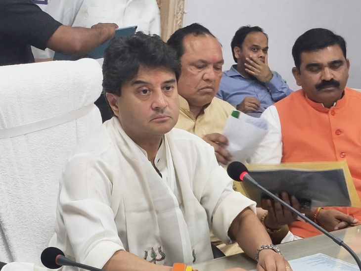 शिवपुरी में सिंधिया का कड़ा रुख: सीवर प्रोजेक्ट की होगी जांच, पुरानी लाइनों को दशहरा तक शुरू करने के निर्देश