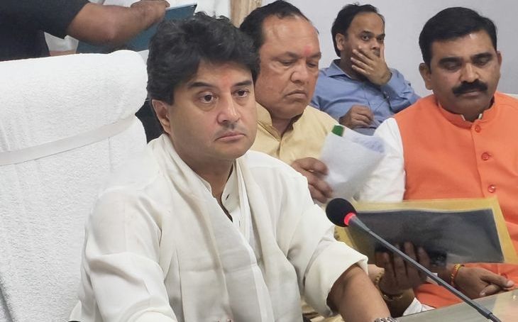 शिवपुरी में सिंधिया का कड़ा रुख: सीवर प्रोजेक्ट की होगी जांच, पुरानी लाइनों को दशहरा तक शुरू करने के निर्देश