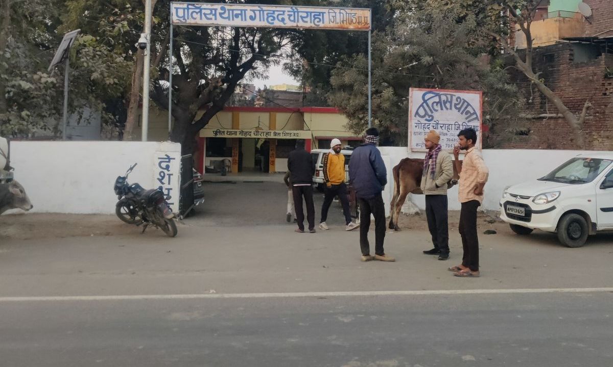 भिंड में कट्टे की नोक पर परिवार से लूट: 1 किमी पीछा कर तीन नकाबपोशों ने जेवर, नकदी और मोबाइल छीने