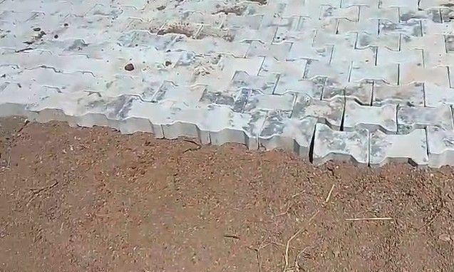 शिवपुरी के स्कूल में पेवर ब्लॉक लगाने के काम पर उठे सवाल, ग्रामीणों ने की जांच की मांग