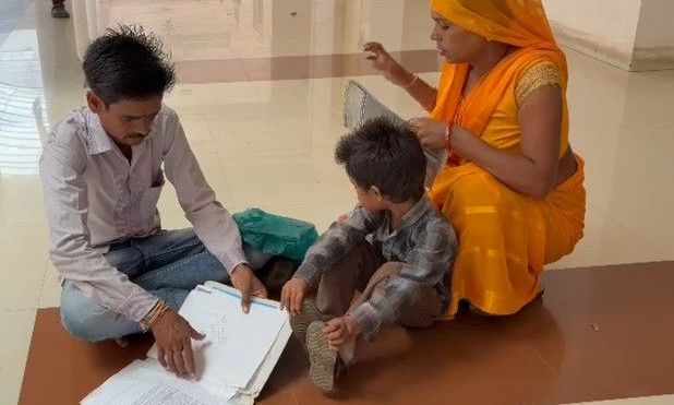 गुना: गलत इंजेक्शन से बच्चे का हाथ खराब, पिता ने जनसुनवाई में लगाई गुहार