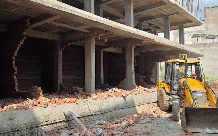 ग्वालियर में नगर निगम का बुलडोजर एक्शन: पार्किंग स्थल पर तनी 18 अवैध दुकानें जमींदोज