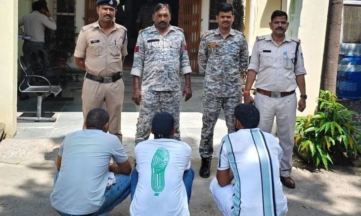 दतिया में रास्ता रोककर कट्टा लहराने और जान से मारने की धमकी देने वाले तीन आरोपी गिरफ्तार