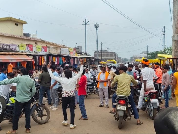 आरोन में संगठन का बोर्ड हटाने पर भड़का बजरंग दल, नगर परिषद के बाहर किया जोरदार प्रदर्शन