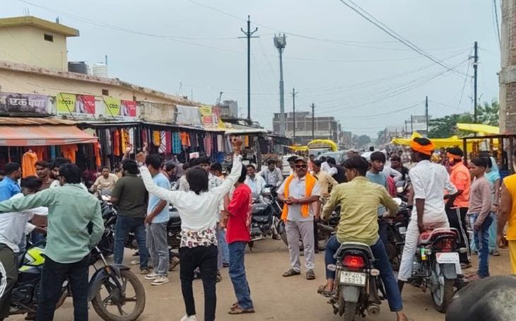 आरोन में संगठन का बोर्ड हटाने पर भड़का बजरंग दल, नगर परिषद के बाहर किया जोरदार प्रदर्शन
