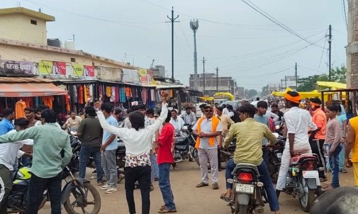 आरोन में संगठन का बोर्ड हटाने पर भड़का बजरंग दल, नगर परिषद के बाहर किया जोरदार प्रदर्शन