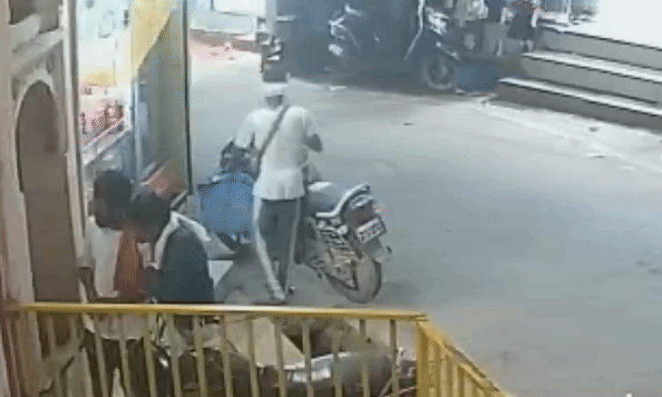 दतिया में नगर पालिका की अनदेखी: बिहारी जी मंदिर मार्ग पर खुला नाला बना हादसों का सबब, बाइक सवार घायल