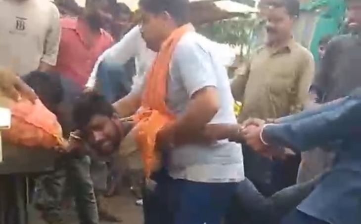 डबरा बाजार में ई-रिक्शा चोरी के शक में युवक से मारपीट, सोशल मीडिया पर वीडियो वायरल होने के बाद पुलिस सक्रिय