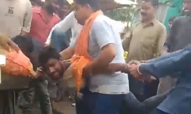 डबरा बाजार में ई-रिक्शा चोरी के शक में युवक से मारपीट, सोशल मीडिया पर वीडियो वायरल होने के बाद पुलिस सक्रिय