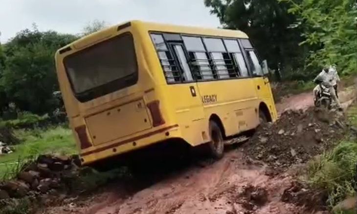 शिवपुरी के डेहरवारा में बदहाल सड़क से बढ़ी मुसीबत, बच्चों की पढ़ाई पर संकट