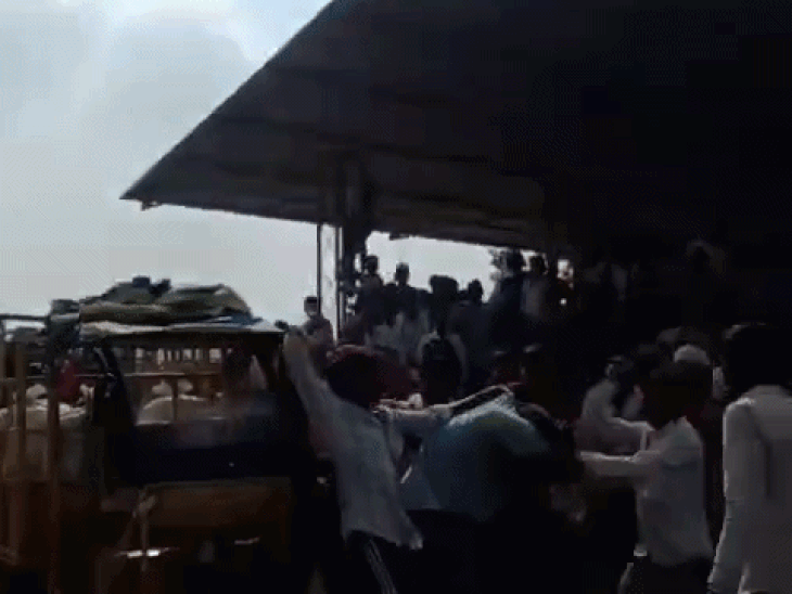 सबलगढ़ मंडी में सरसों की नीलामी का क्रम बिगड़ने पर बवाल, व्यापारी को पीटा