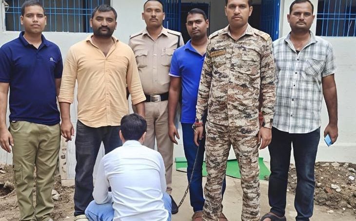 आलमपुर में इनामी बदमाश गिरफ्तार: हार्वेस्टर के बकाया पैसे मांगने पर घर पर की थी फायरिंग