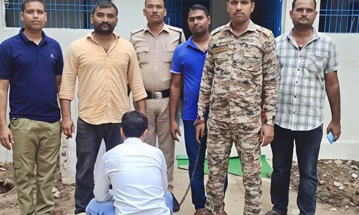 आलमपुर में इनामी बदमाश गिरफ्तार: हार्वेस्टर के बकाया पैसे मांगने पर घर पर की थी फायरिंग