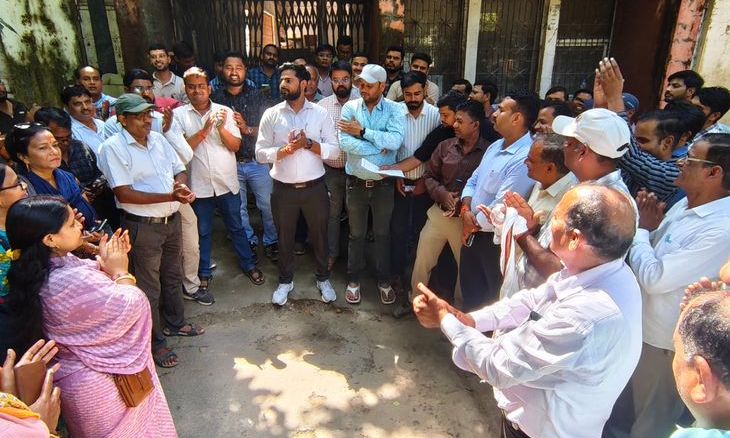 भिंड में पटवारियों का फूटा गुस्सा, कार्रवाई के विरोध में कलेक्ट्रेट पर किया प्रदर्शन