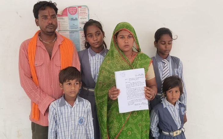 गुना में जमीन पर कब्जे का प्रयास, जनसुनवाई में फफककर रोया पीड़ित किसान